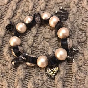 Black and pearl bracelet